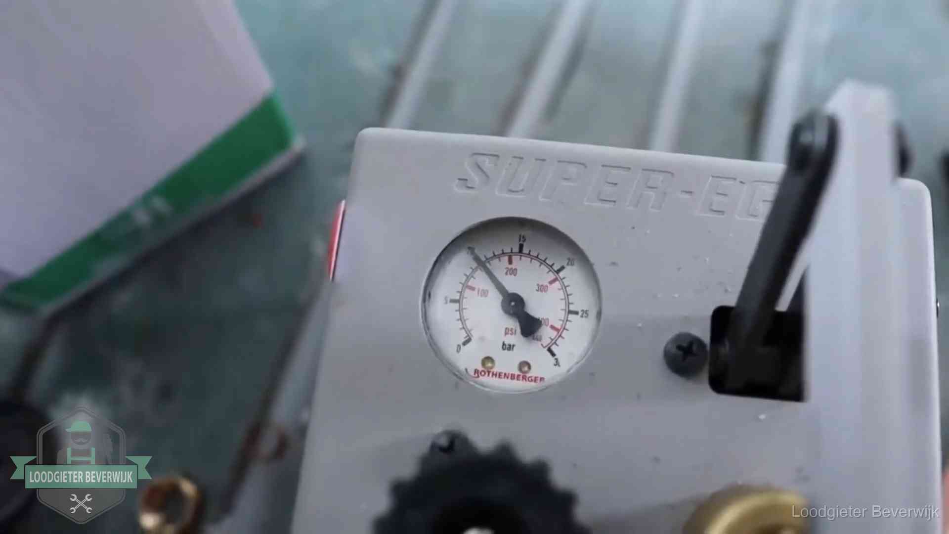 Manometer van een afperspomp bij controle van nieuw leidingwerk in Beverwijk