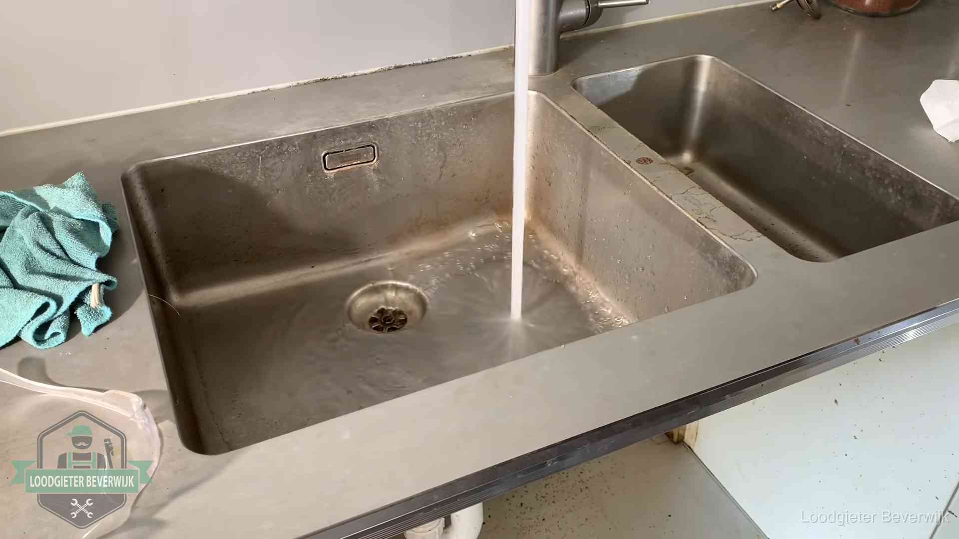 Doorstroomtest van de afvoer bij een gootsteen in Beverwijk