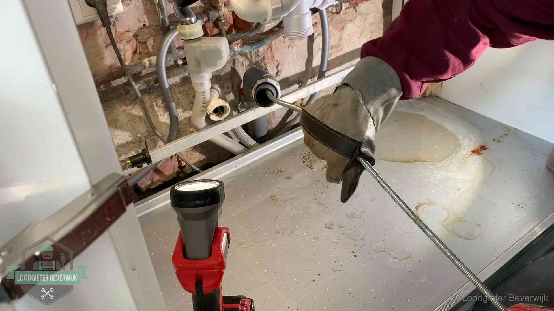Ontstoppingsveer wordt preventief door een afvoeraansluiting gehaald in Beverwijk