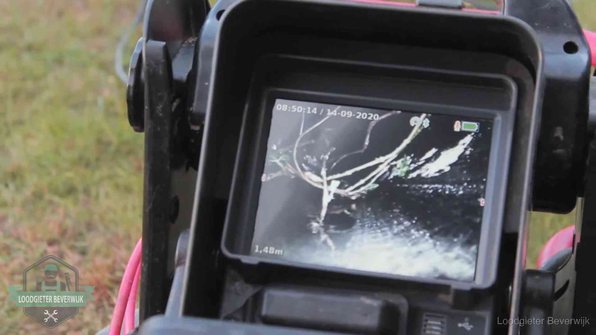 Monitor van een rioolcamera toont wortelingroei in de rioolbuis bij een woning in Beverwijk