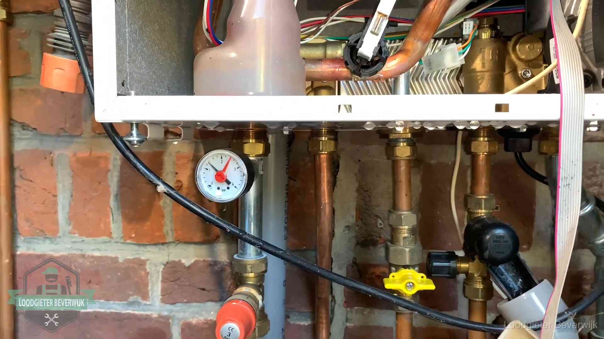 Manometer en aansluitleidingen onder een cv-ketel in Beverwijk bij controle op drukverlies