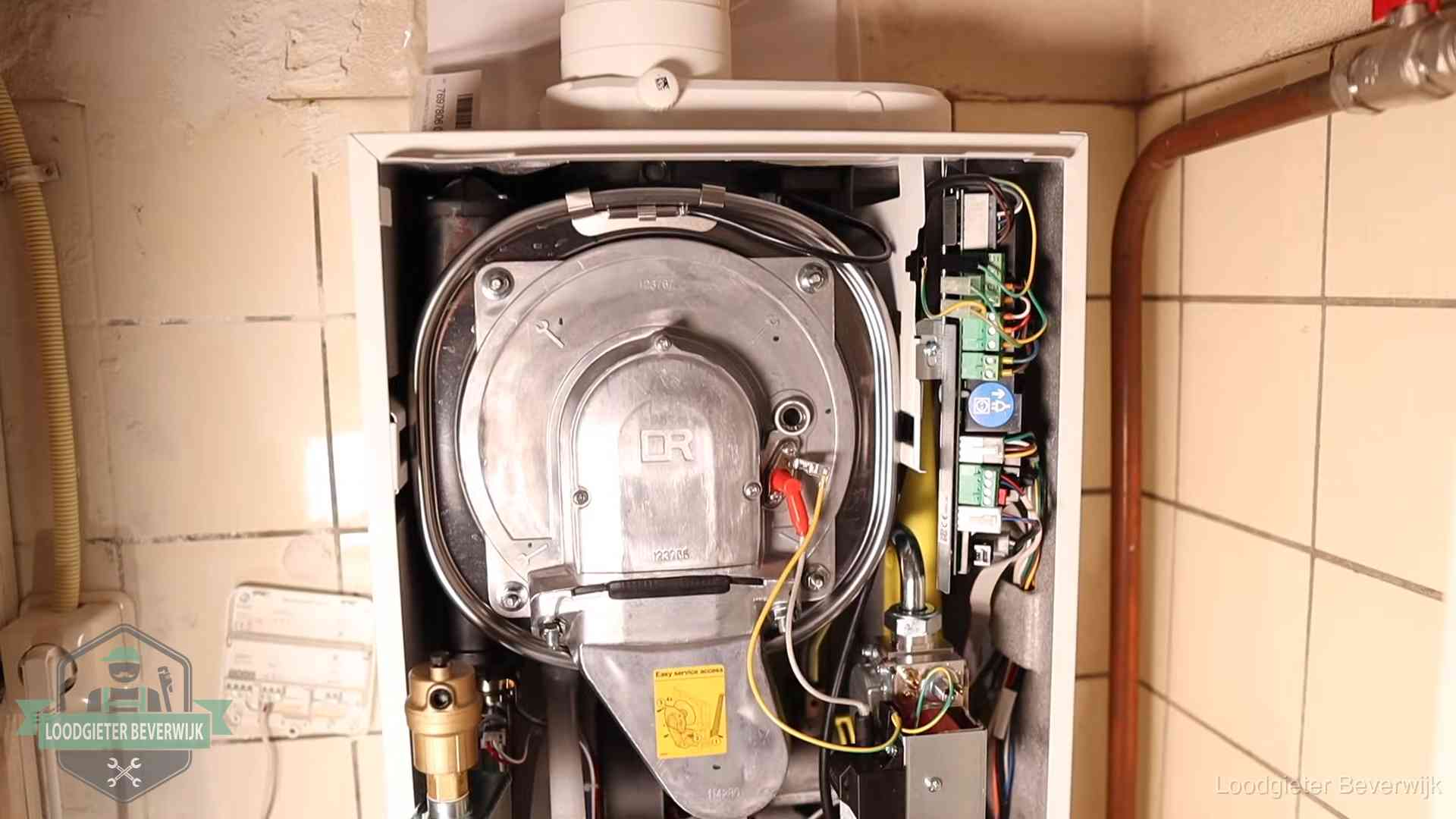 Geopende cv-ketel met warmtewisselaar tijdens periodiek onderhoud in Beverwijk
