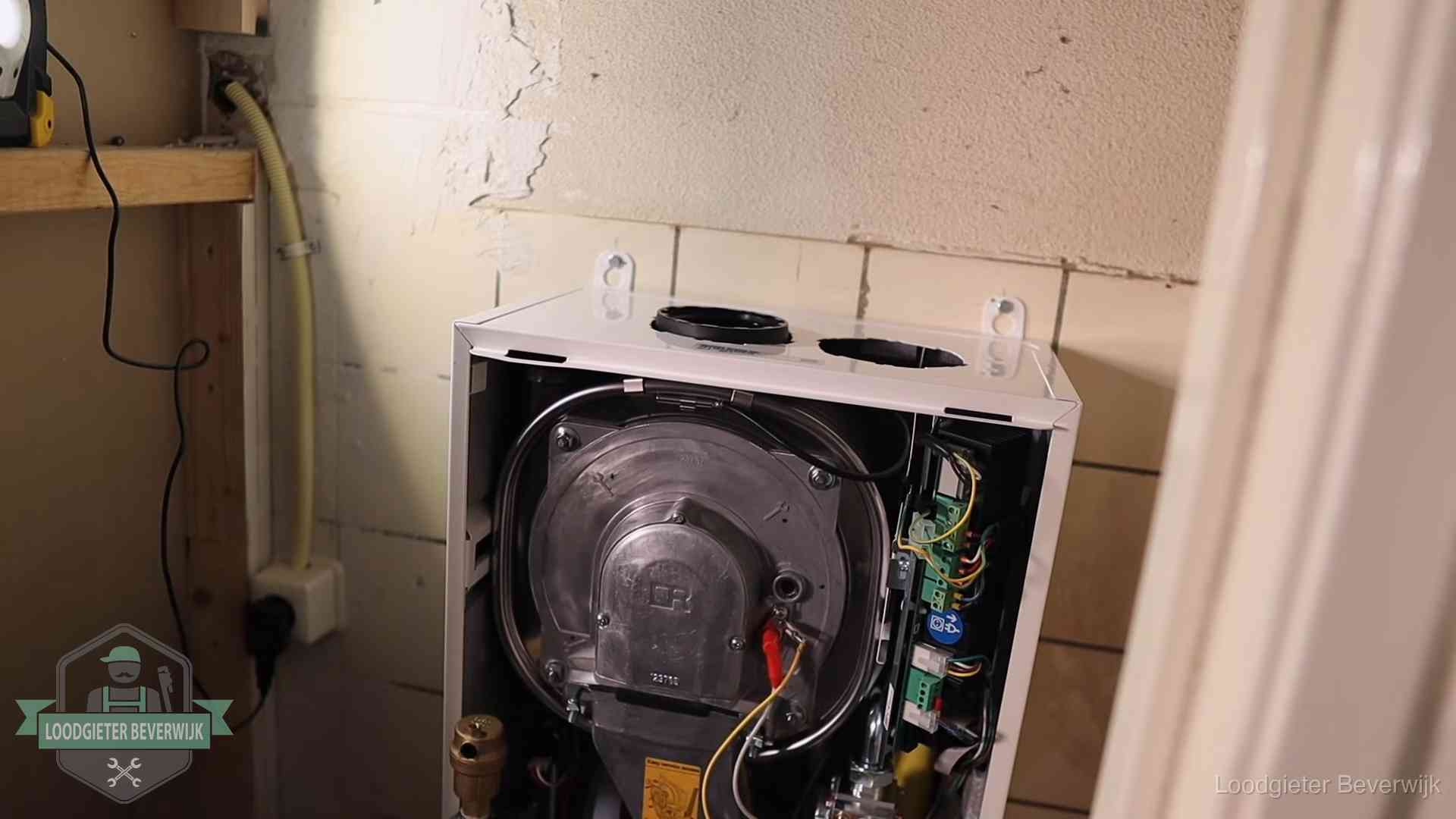 Geopende cv-ketel tijdens een onderhoudsbeurt in Beverwijk, met brander en warmtewisselaar zichtbaar