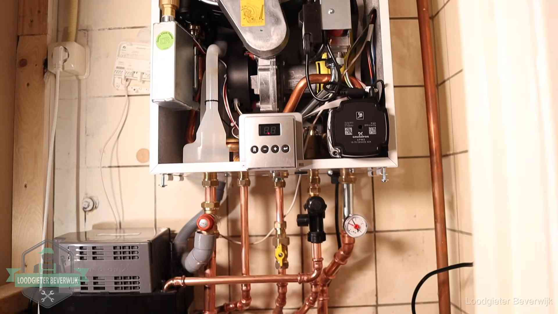 Geopende cv-ketel met brander en cv-pomp tijdens een onderhoudsbeurt in Beverwijk