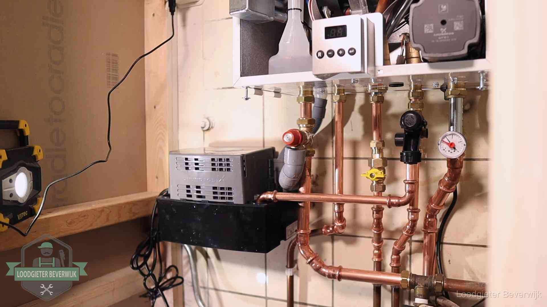 Nieuw koperen leidingwerk met pomp en manometer onder een vervangen cv-opstelling in Beverwijk