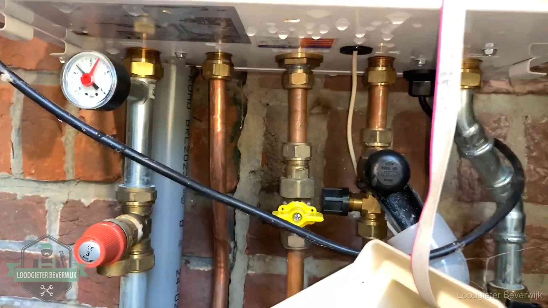 Onderaansluitingen van een cv-ketel met manometer en gaskraan in Beverwijk