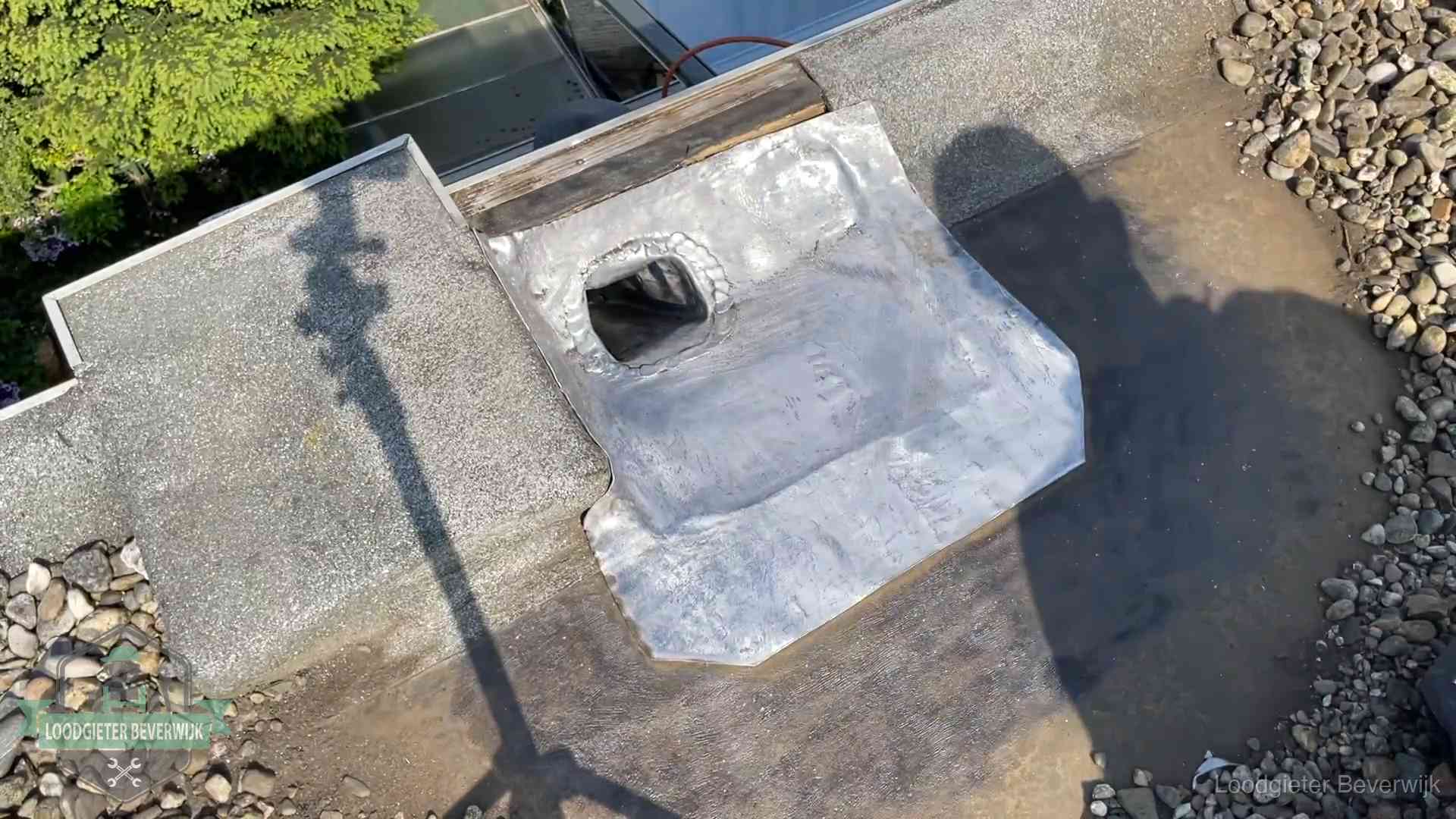 Noodafdichting bij daklekkage in Beverwijk Vers afgedichte dakdoorvoer met lood en zink op een plat dak in Beverwijk