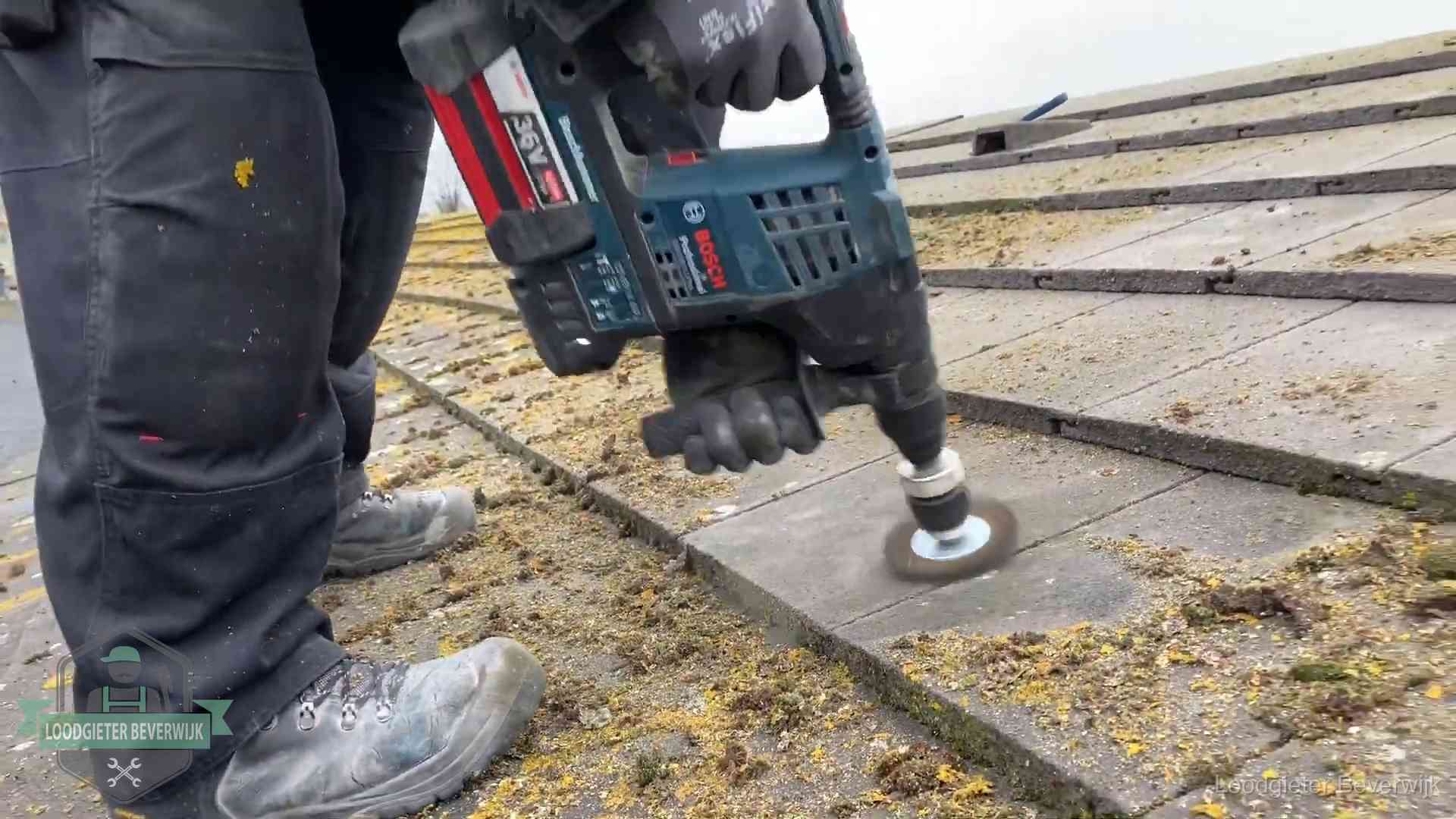 Dakonderhoud en preventie in Beverwijk Betonnen dakpannen worden machinaal gereinigd tijdens dakonderhoud in Beverwijk