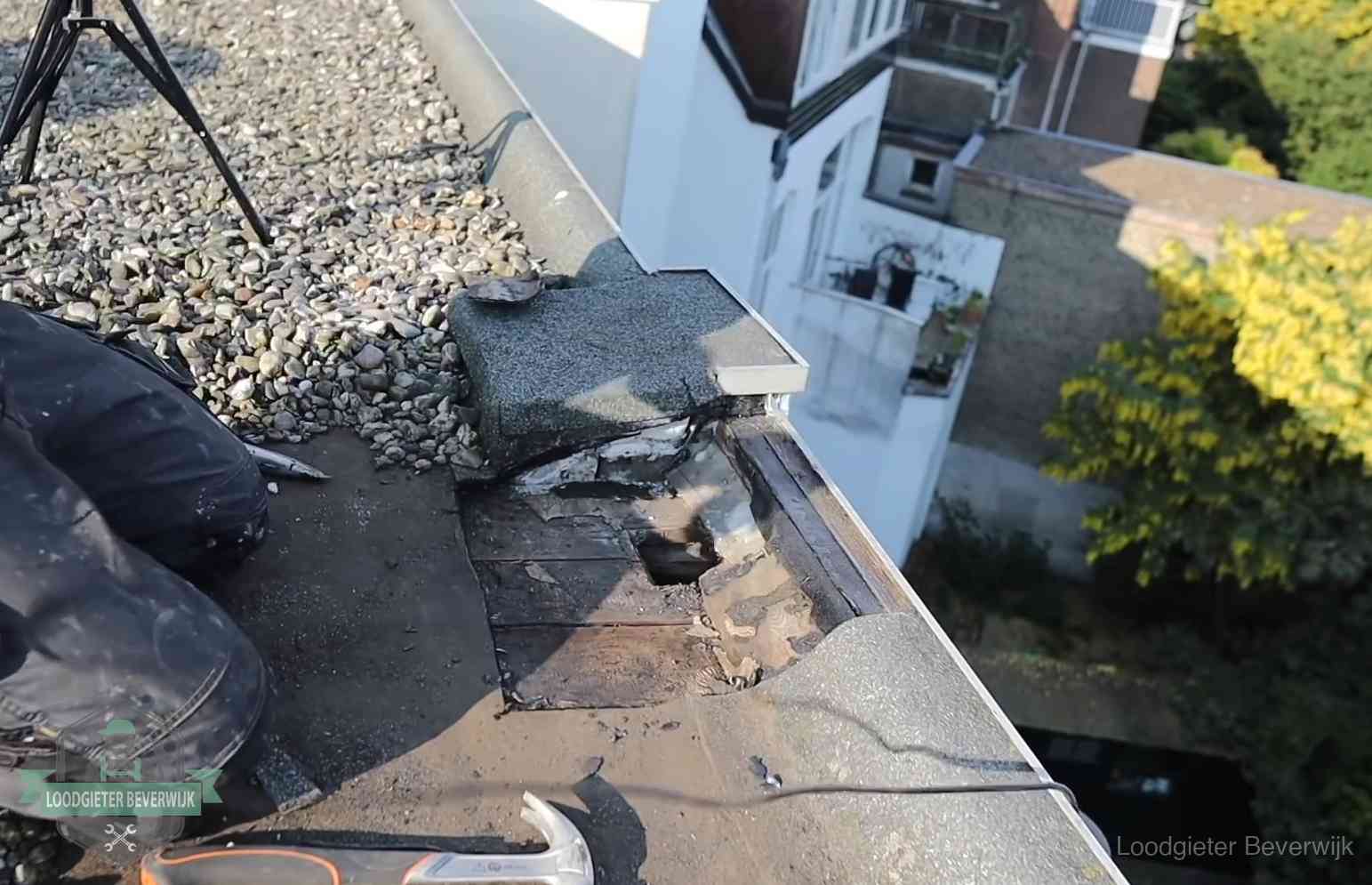 Gevolgen van een daklekkage in Beverwijk Opengelegde dakrand met verrot dakbeschot door een langdurige daklekkage in Beverwijk