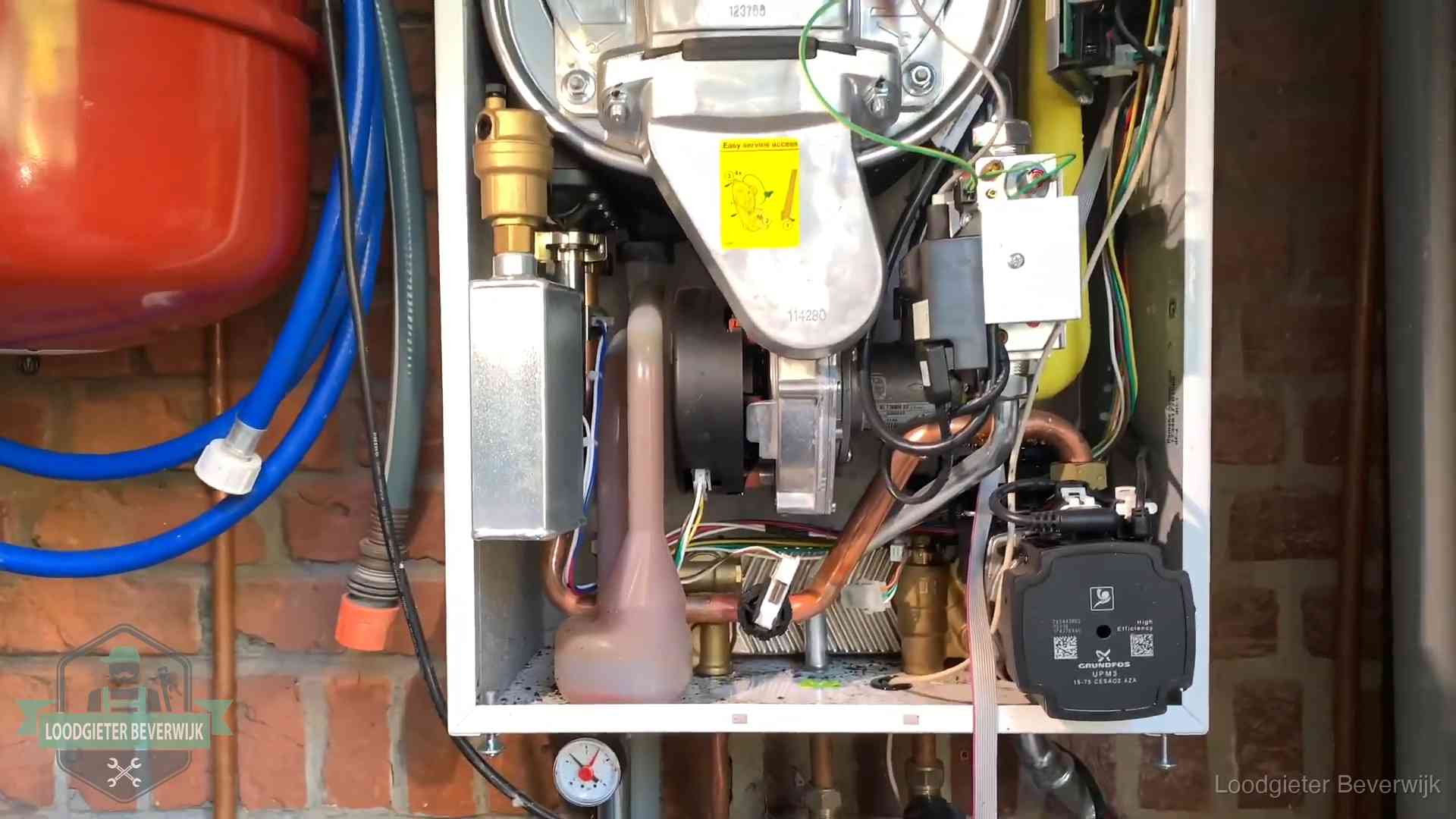 Geopende cv-ketel met rood expansievat in een woning in Beverwijk