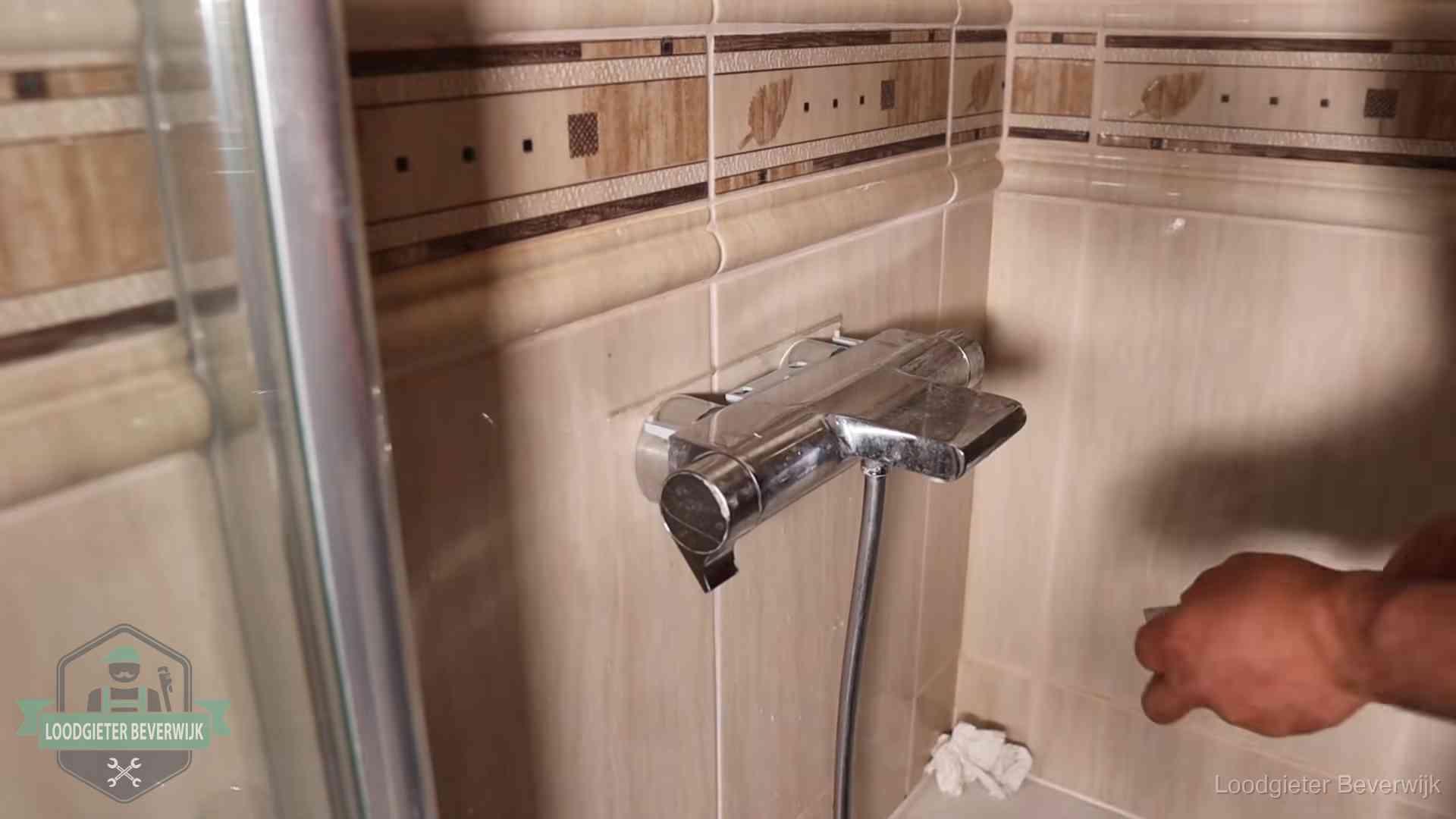 Verkalkte douche-mengkraan in Beverwijk, hetzelfde kalk dat zich in de warmtewisselaar afzet