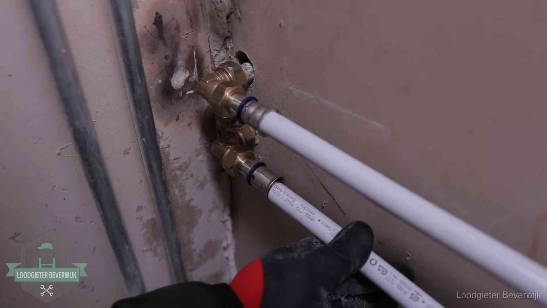 Meerlagenbuizen met keurmerk en rvs persfittingen op muuraansluitingen in Beverwijk