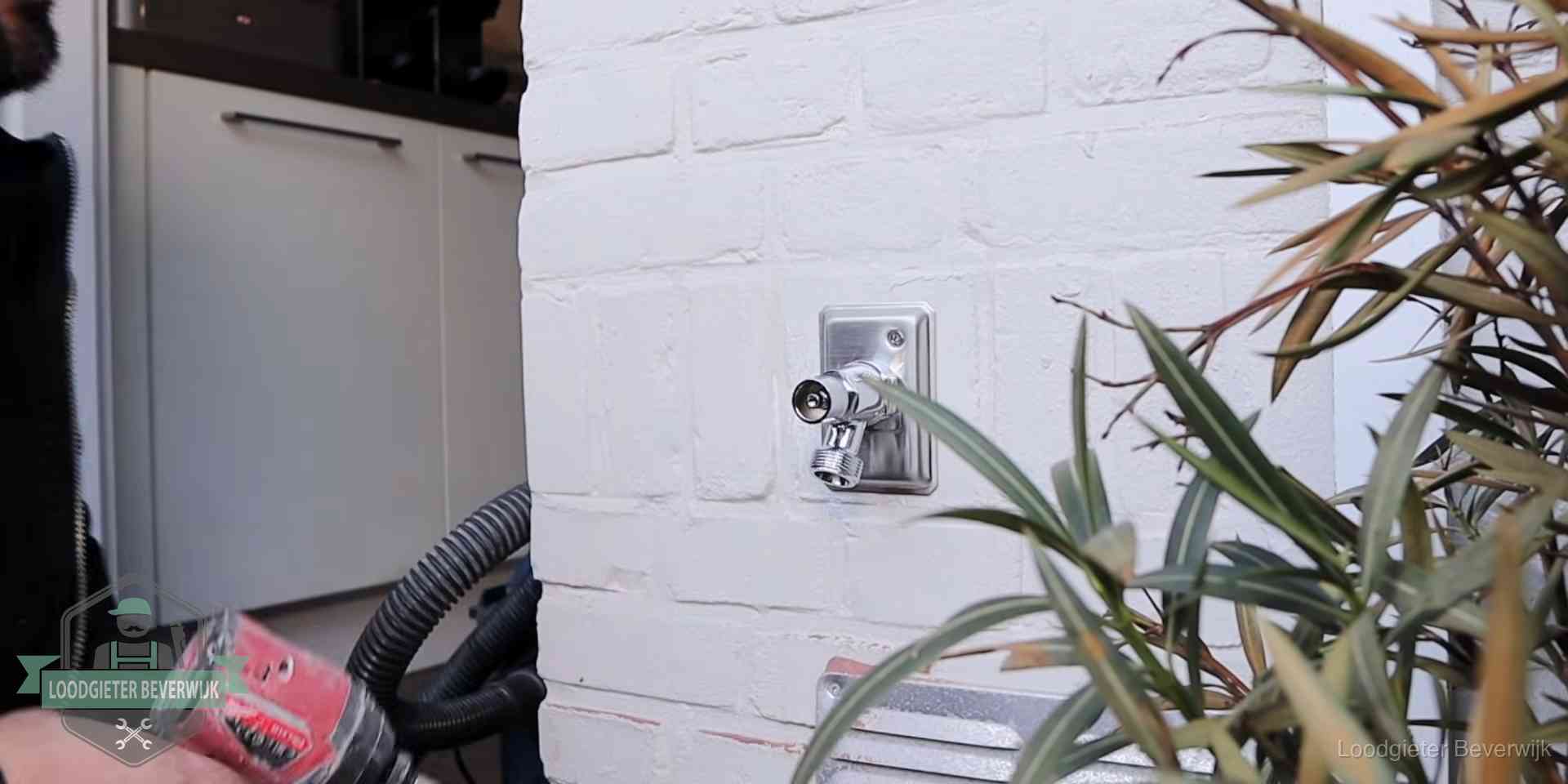 Daklek of leidinglek testen in Beverwijk Chromen kraan op een muurplaat bij een woning in Beverwijk, dichtdraaien is stap een van de lektest