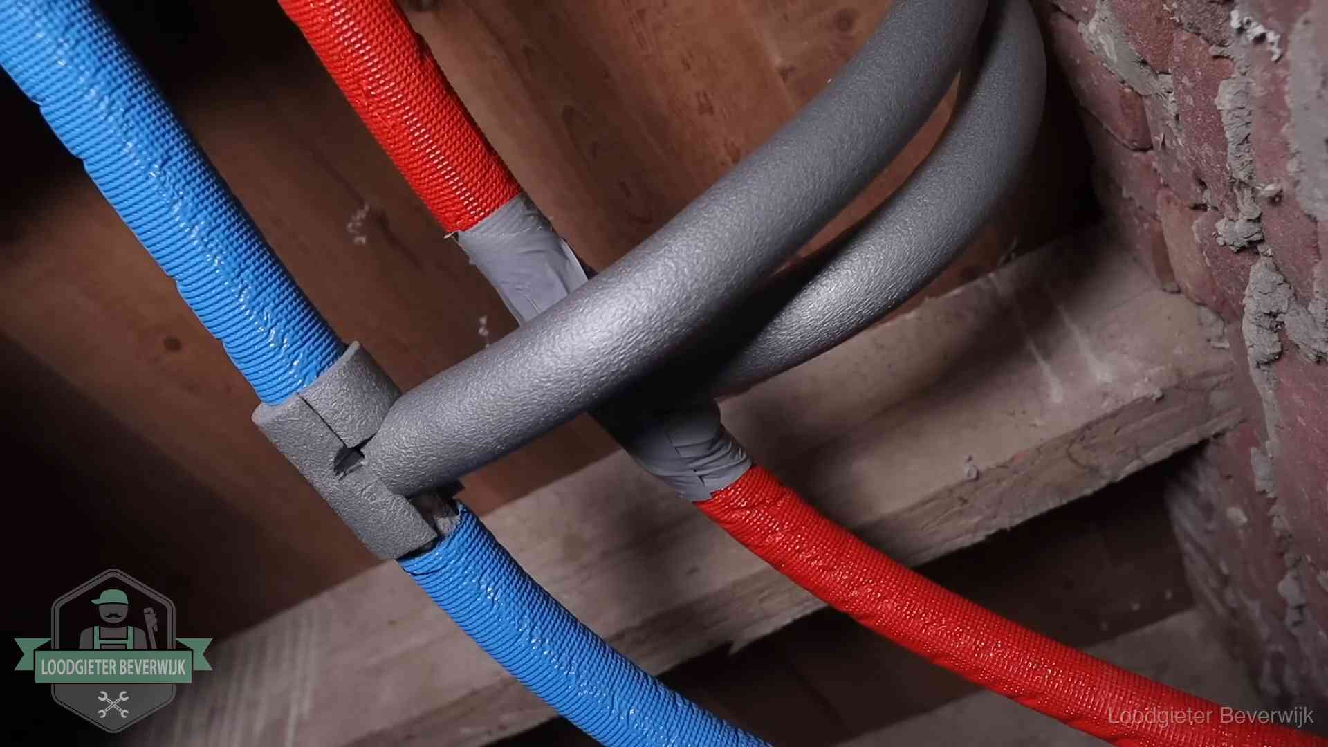 Geïsoleerde waterleidingen langs houten balken tegen bevriezing in Beverwijk