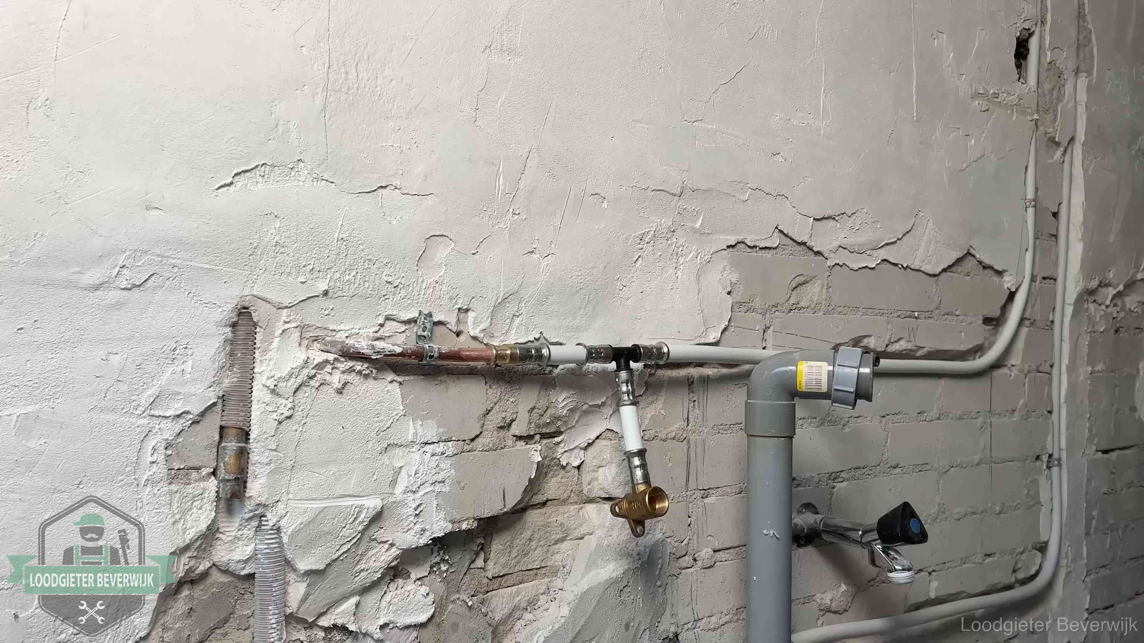 Nieuw leidingwerk naast een oud verroest leidingrestant in een woning in Beverwijk