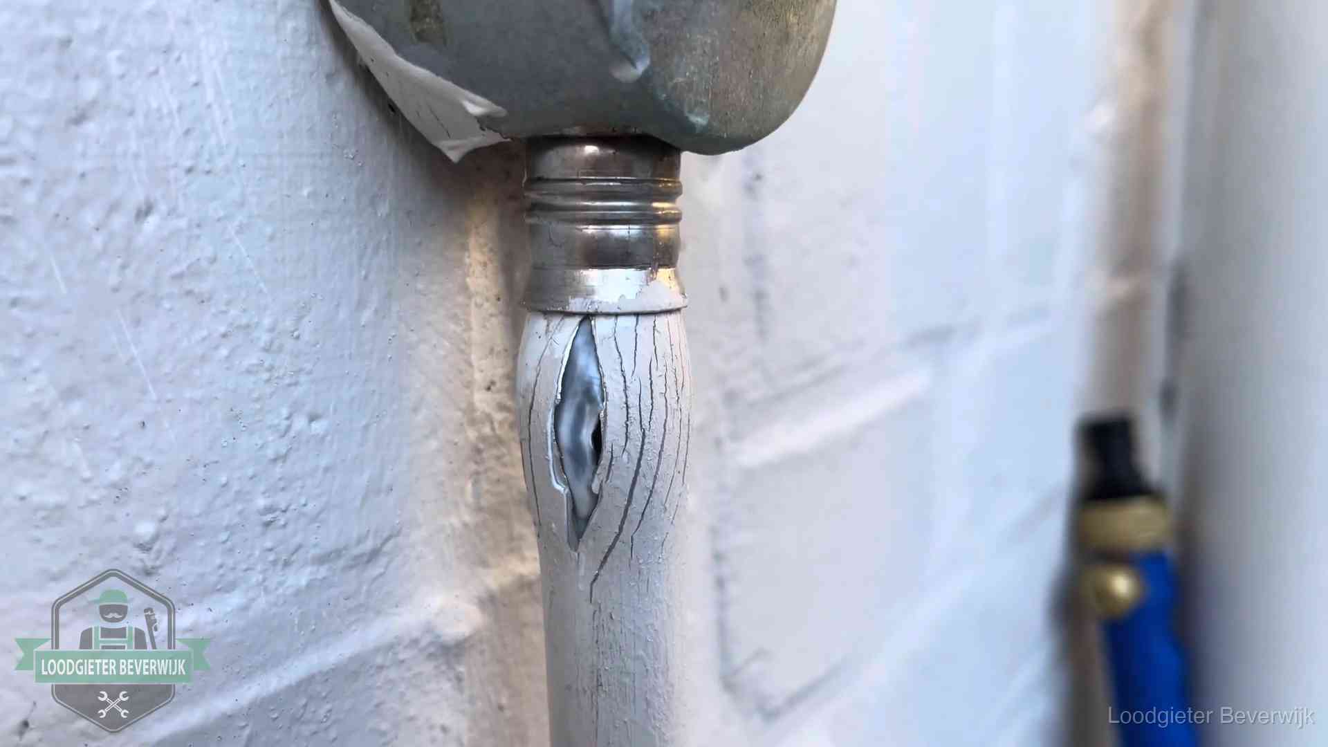 Oude waterleiding in Beverwijk waar de verf openscheurt, een stille aanwijzing voor een beginnend lek