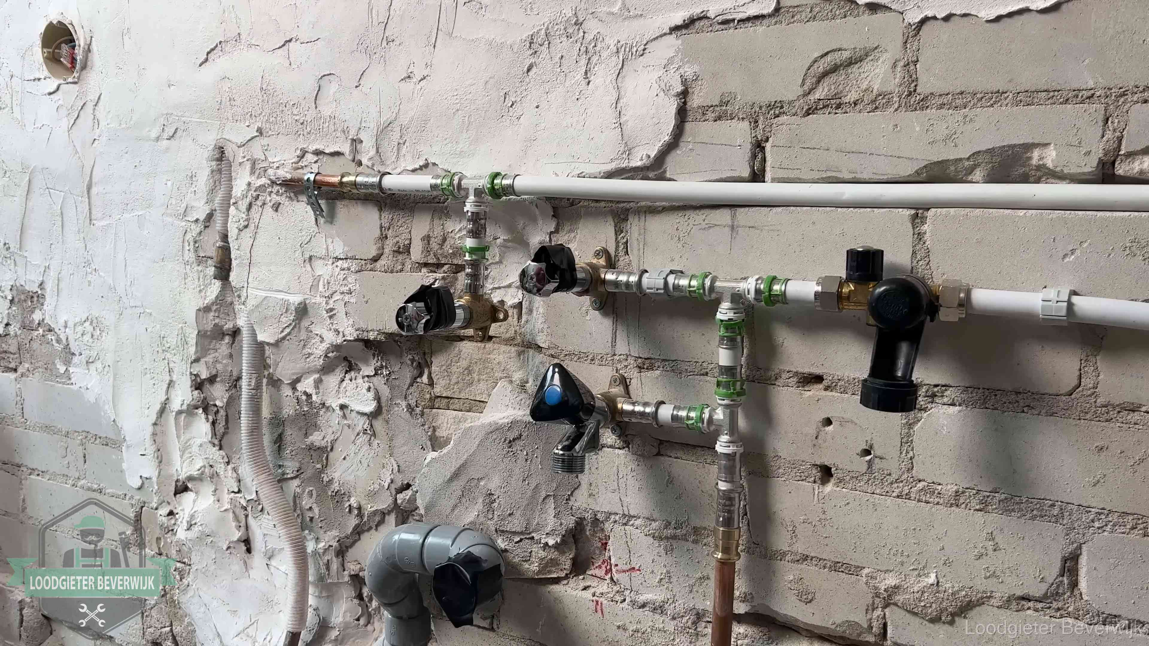 Nieuw aangelegd leidingwerk met persfittingen tijdens een verbouwing in Beverwijk