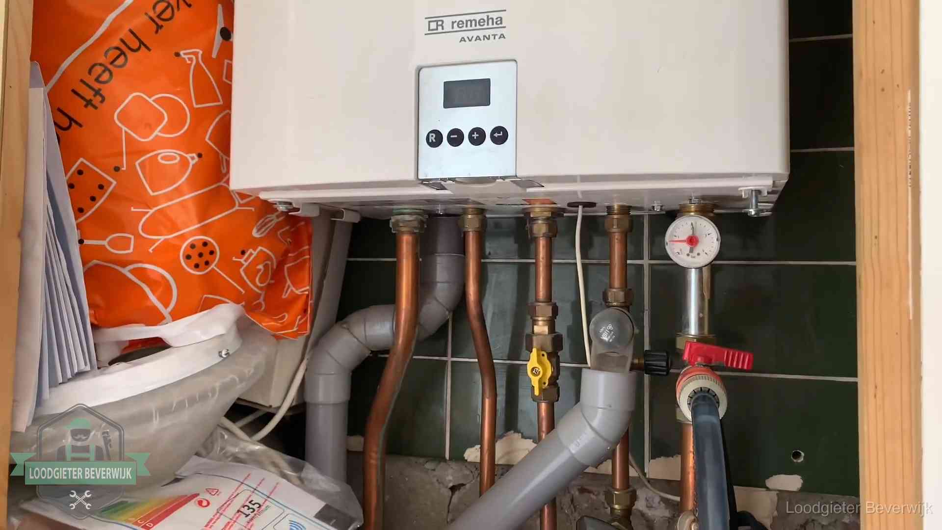 Oudere Remeha cv-ketel in een ketelkast in een woning in Beverwijk
