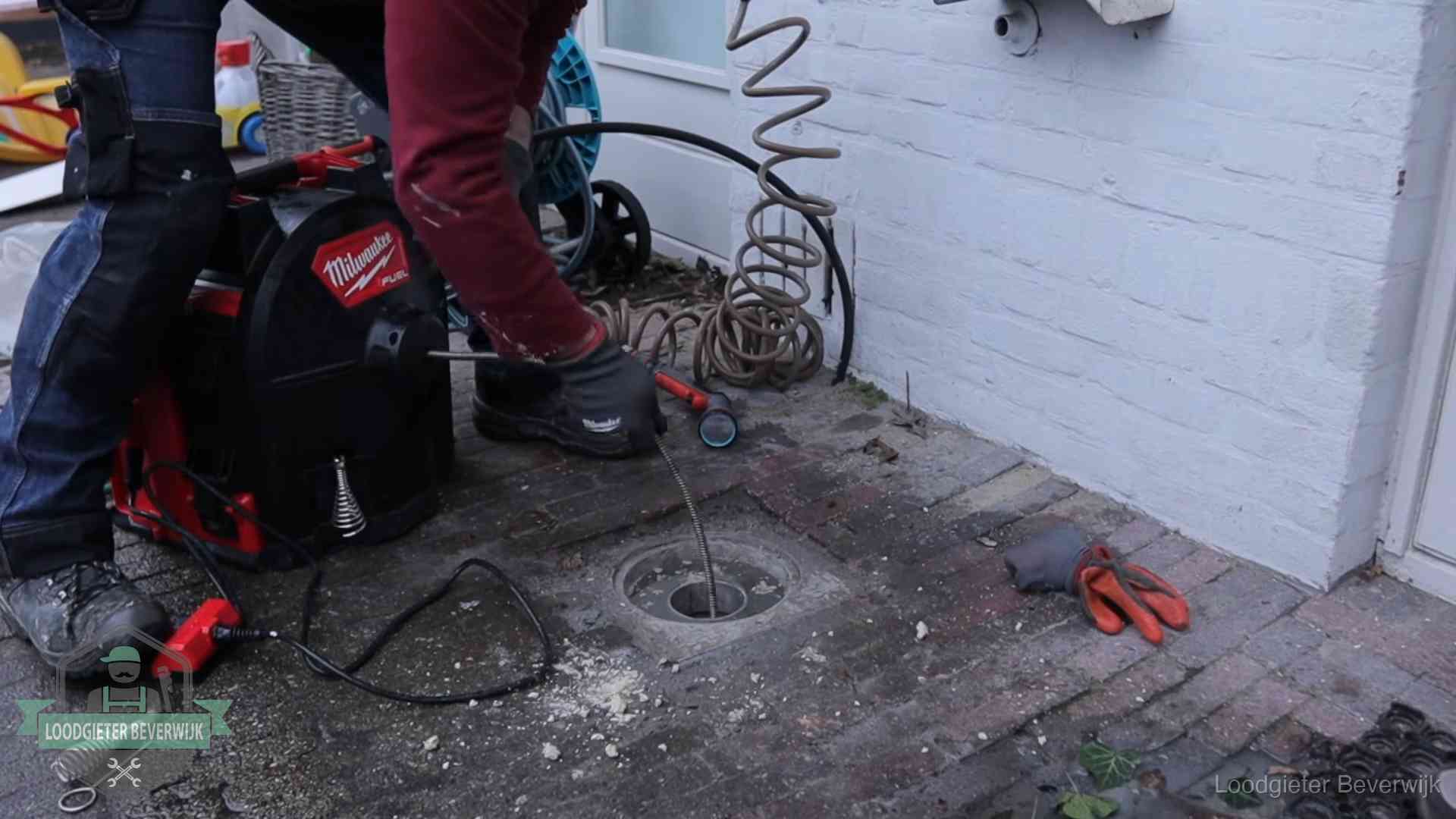 Spiraalmachine bij een ontstoppingsputje in de bestrating in Beverwijk