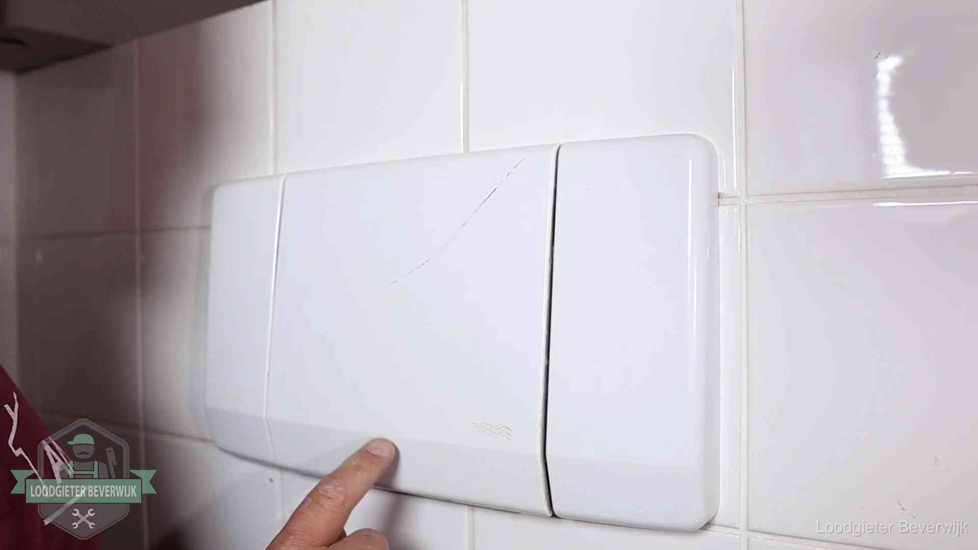 Bedieningspaneel van een inbouwreservoir van een hangend toilet in Beverwijk