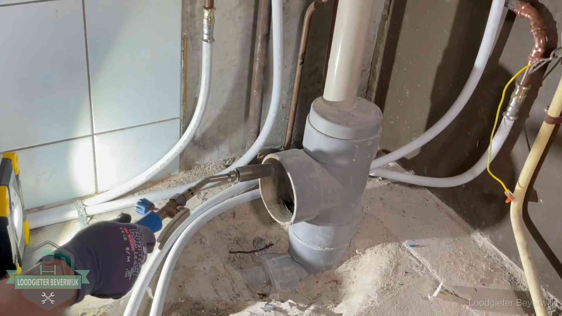 Loodgieter werkt aan leidingen bij de pvc-standleiding van een huurwoning in Beverwijk