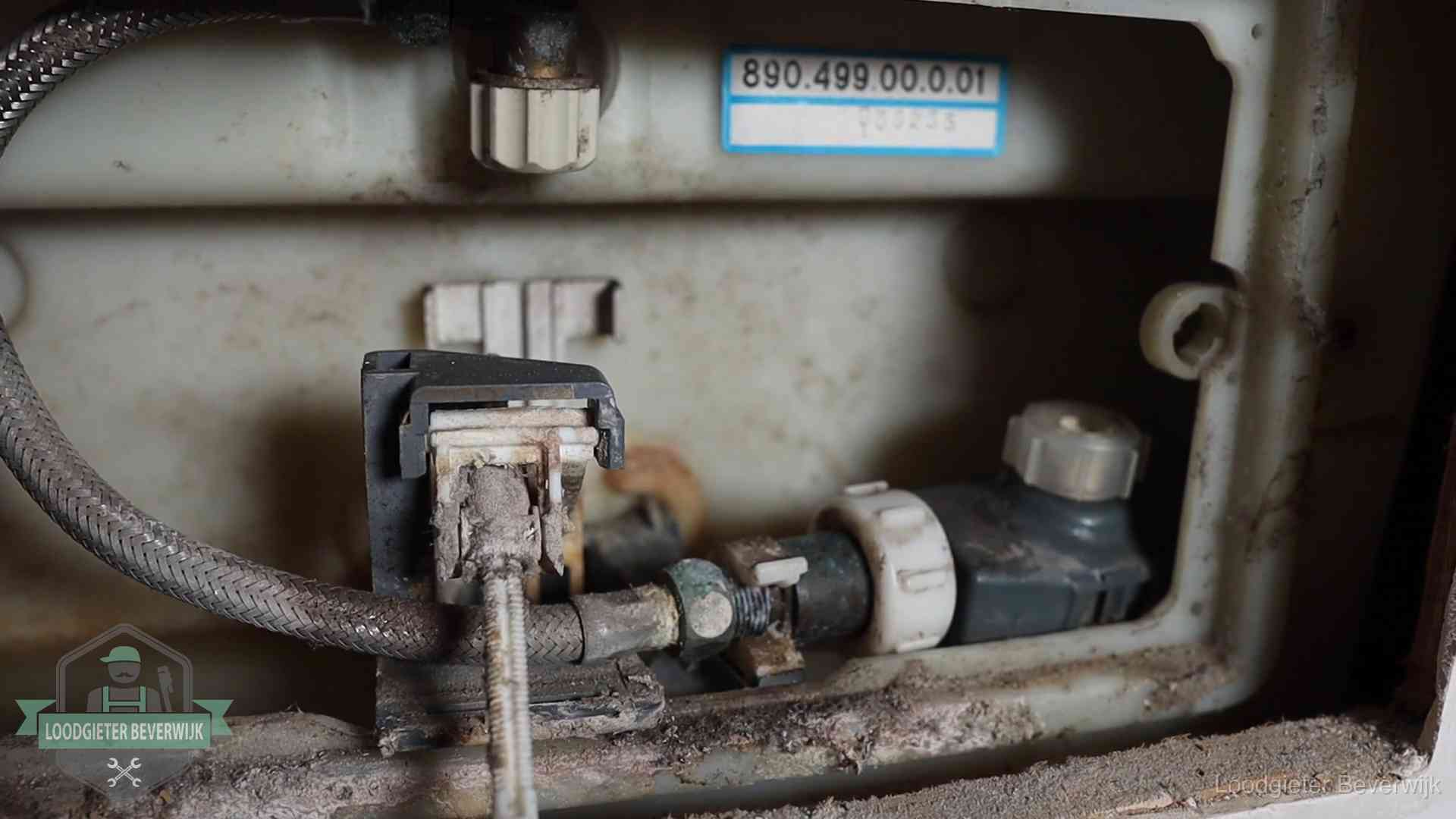 Verkalkt binnenwerk van een stortbak met vlotterkraan in Beverwijk