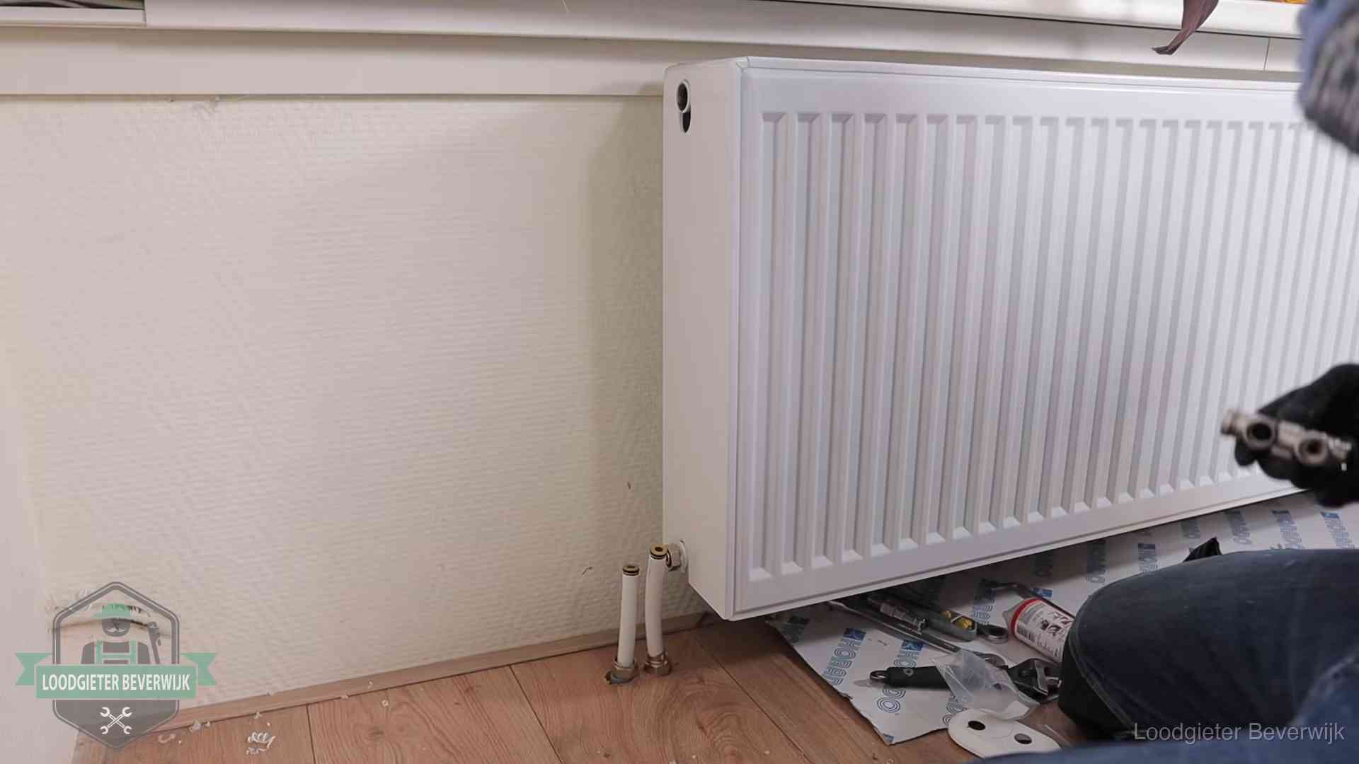 Nieuw gemonteerde radiator in een woonkamer in Beverwijk