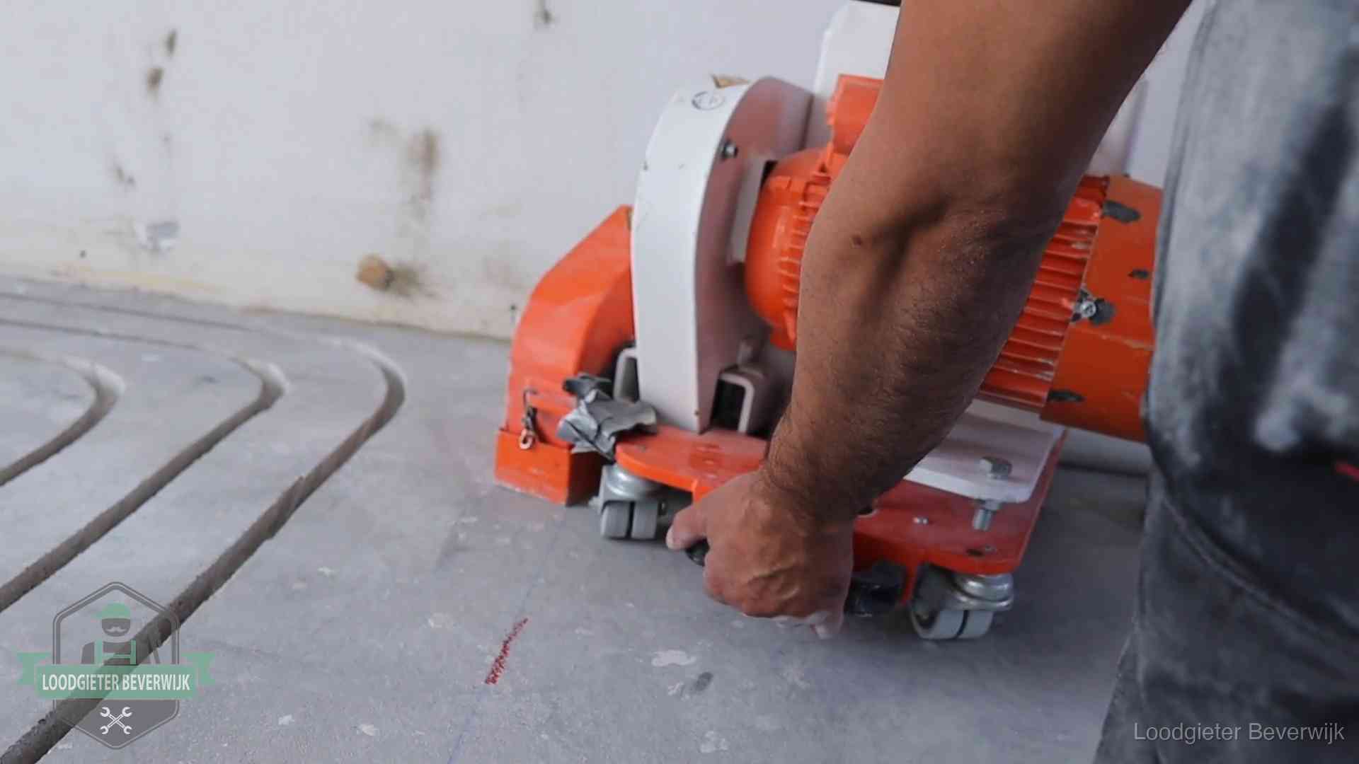 Sleuvenpatroon voor vloerverwarming in de dekvloer van een woning in Beverwijk