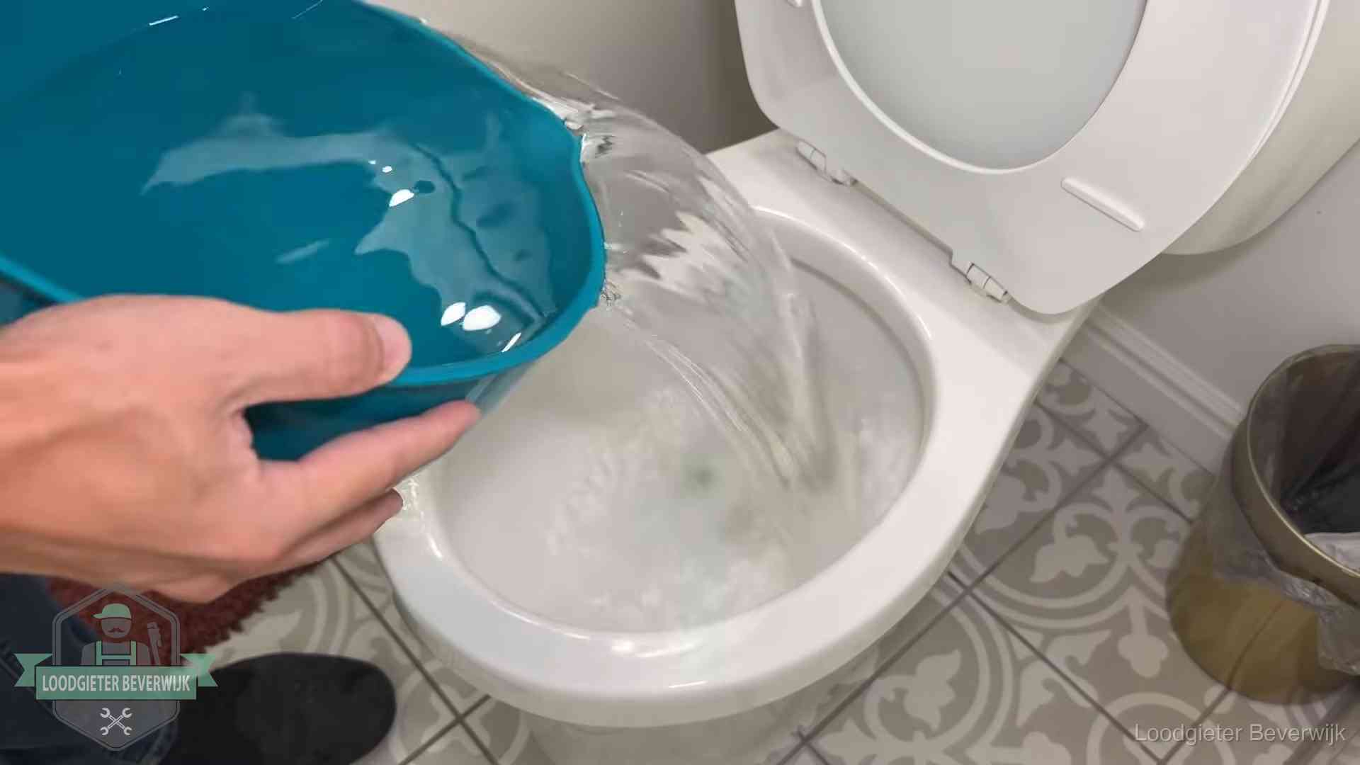 Warm water wordt voorzichtig in de wc-pot gegoten in Beverwijk