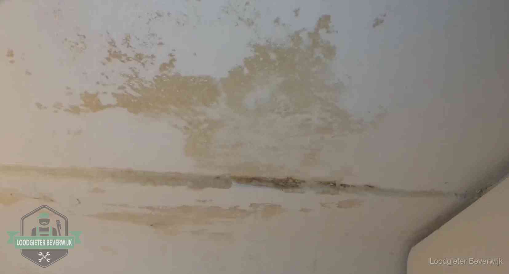 Watervlekken op een plafond in Beverwijk, schade die je bij de verzekering meldt