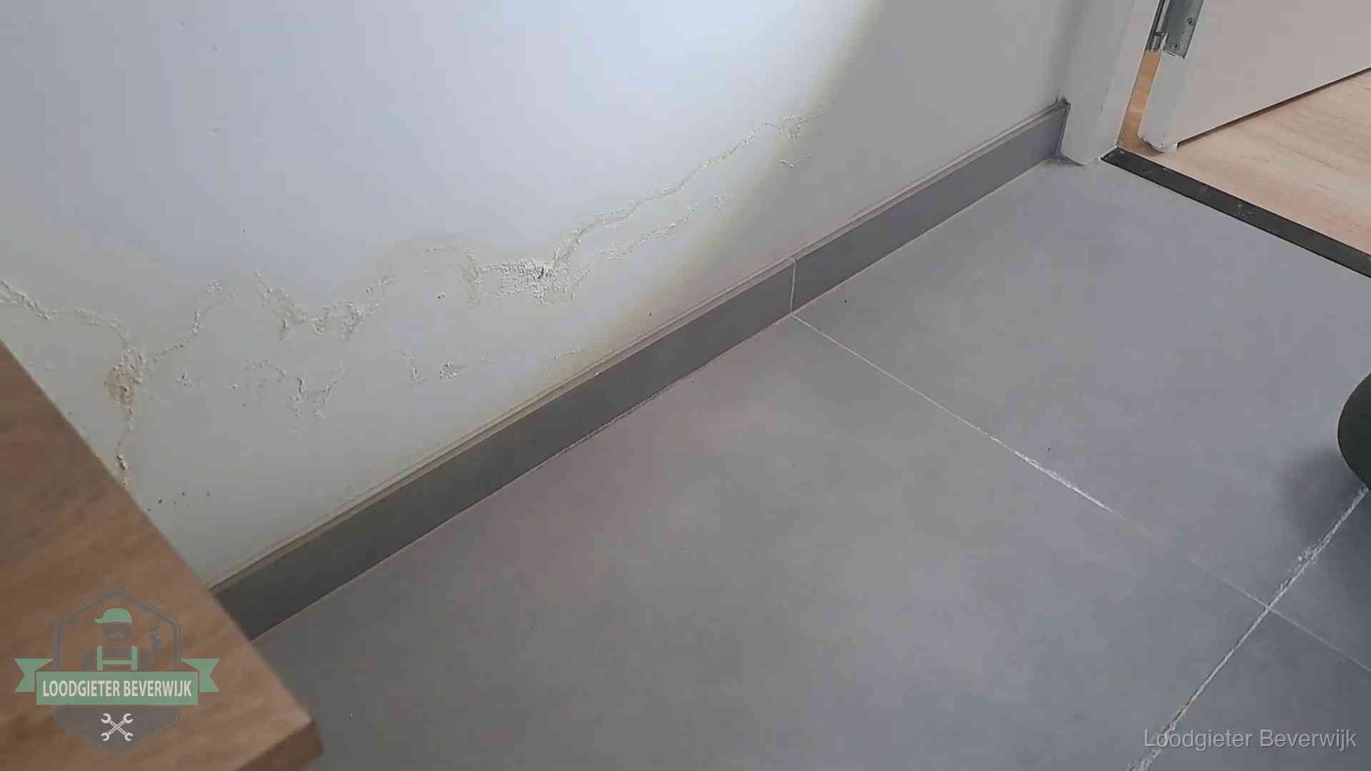 Verzekering en daklekkage in Beverwijk Waterschade met kalkuitbloeiing op een binnenwand in Beverwijk, vastgelegd voor de verzekering