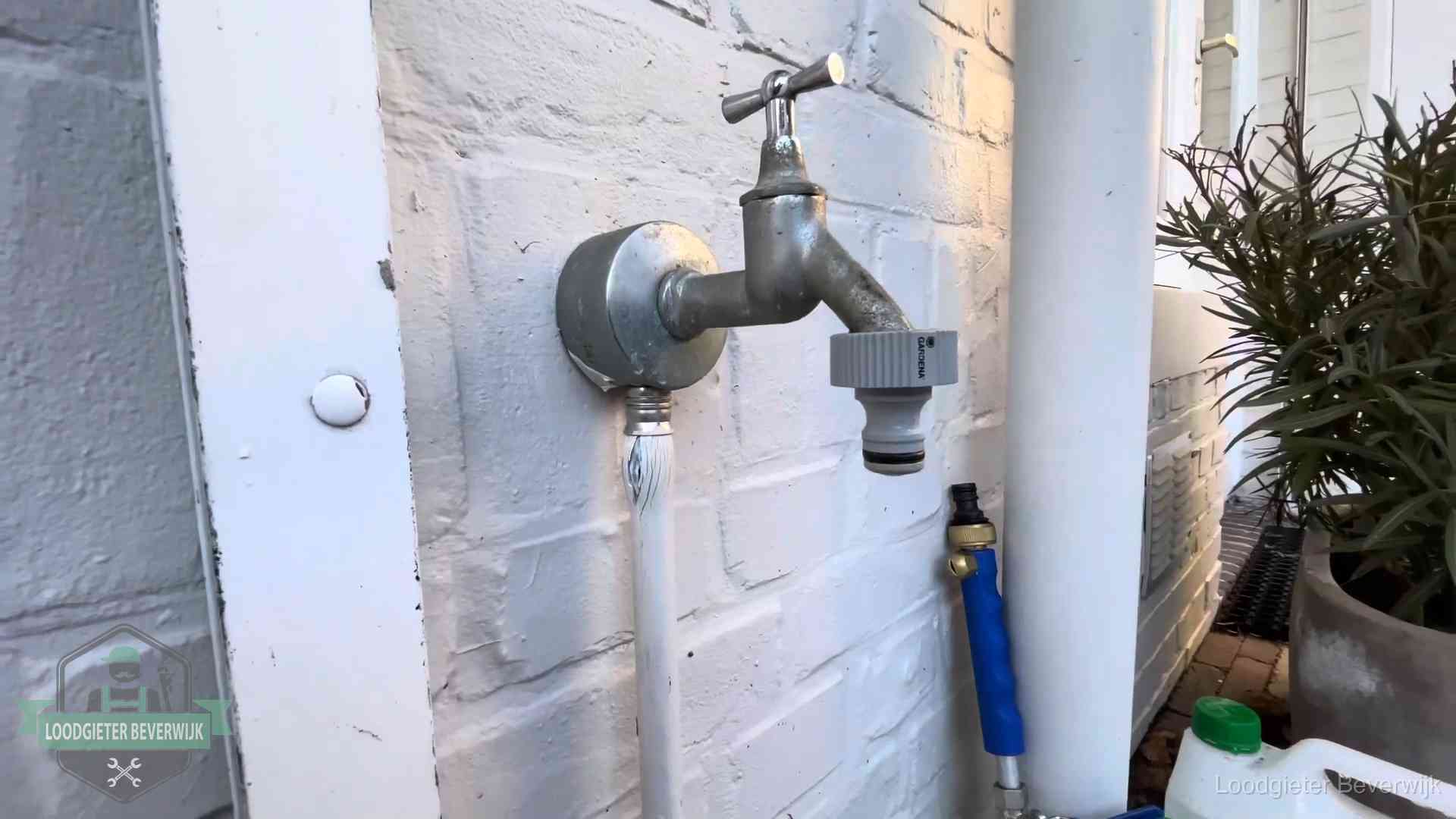 Buitenkraan met slangaansluiting bij een woning in Beverwijk, sluipverbruik zie je terug op de waterrekening
