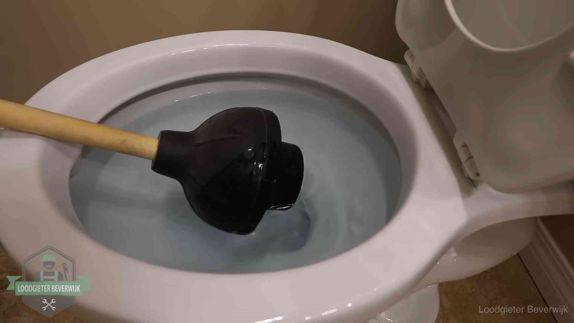 Plopper in een wc-pot die vol water staat in Beverwijk