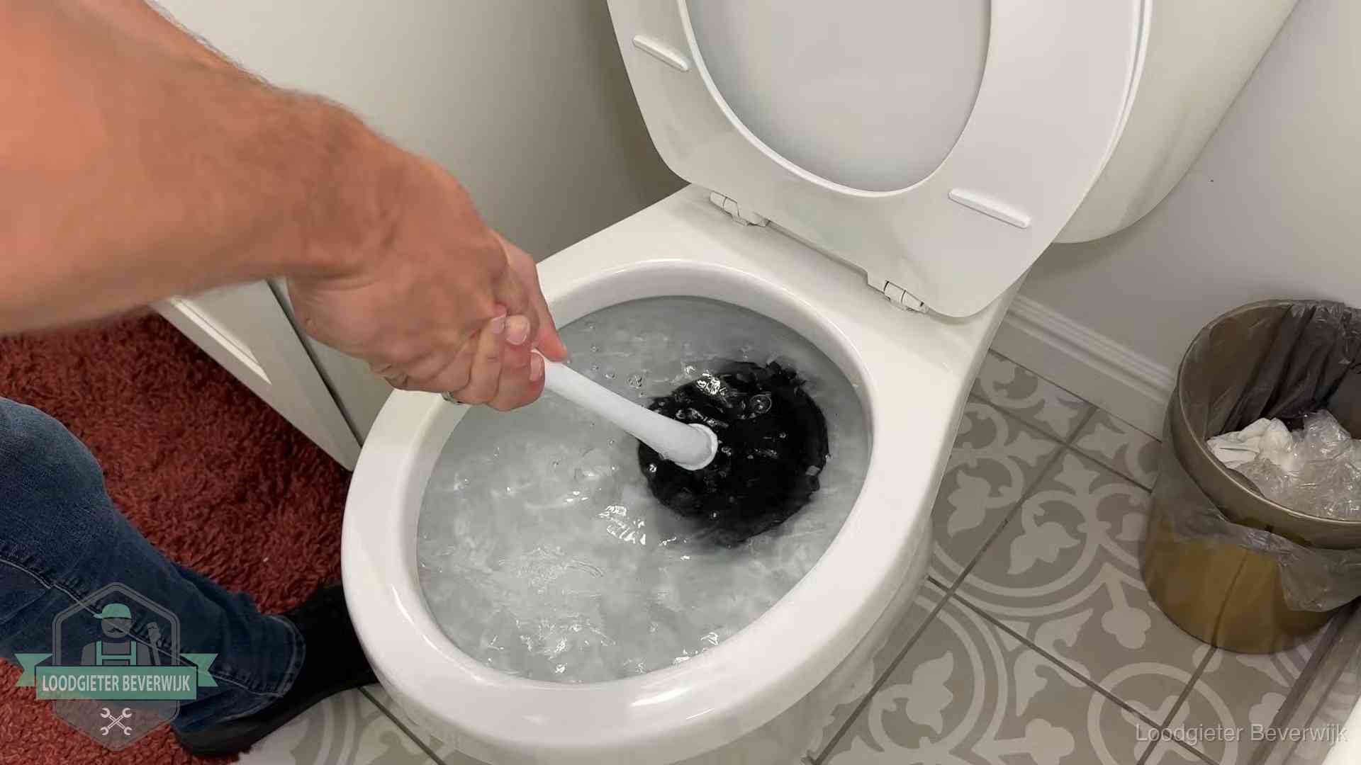 Zelf de wc ontstoppen met een plopper in Beverwijk, het water kolkt in de pot