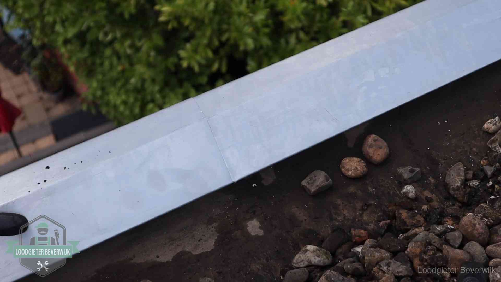 Garantie op dakwerk in Beverwijk Strak gesoldeerd naaddetail in een zinken daktrim op een dak in Beverwijk